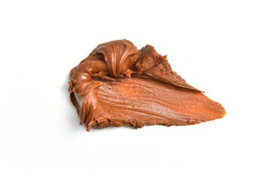 Kahverengi macun kokusu, beyaz arka plana sürülmüş krema yığını, şekerleme tatlı macun, fındık dolgusu, kahverengi macun, bebek kakası.