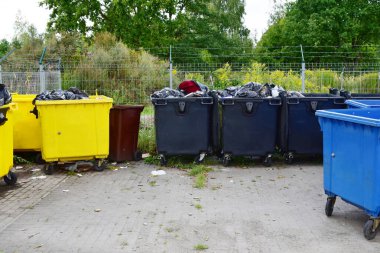 Çöp bidonları çöplerle dolu.
