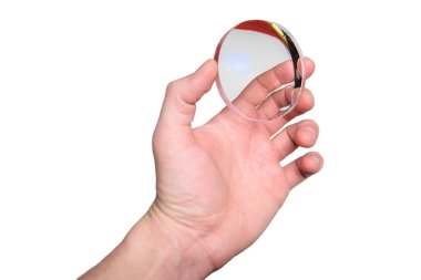 Beyaz zemin üzerinde izole edilmiş optik gözlük merceği tutan erkek el.