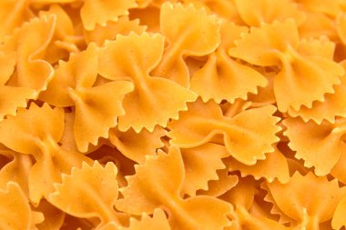 Arka planda kelebek şeklinde makarna.