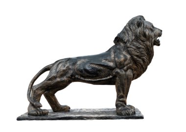 Beyaz arkaplanda izole edilmiş aslan heykeli.