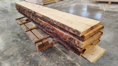 Ahşap yapılar, ahşap kurusıkı tahtalar için bir marangoz atölyesinde işlenmemiş çam tahtaları - tahtalar.