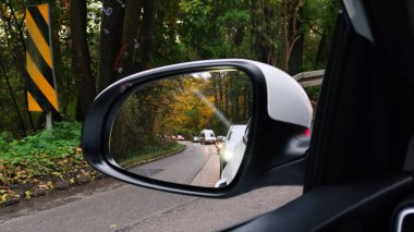 Trafikteki bir arabanın dikiz aynasına bak