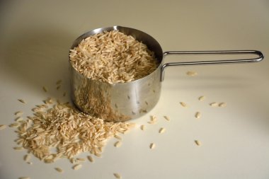 Ölçüm fincan kahverengi pirinç dolu