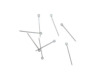 Beyaz arkaplan üzerinde kırtasiye iğneleri kümesi