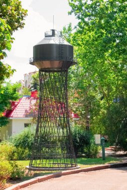 Şehir su kulesinin parktaki yerleşimi