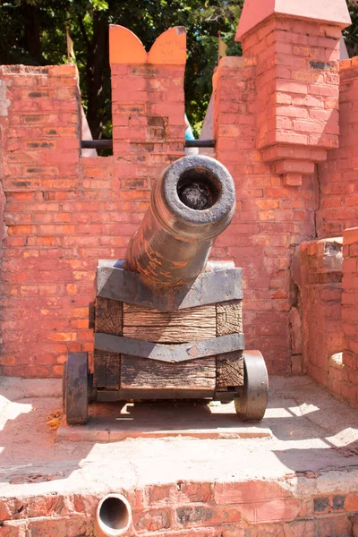 Mock Old Cannon Red Wall Background — Stock Photo, Image