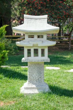 Yeşil çimenlikteki Japon fener tapınağı