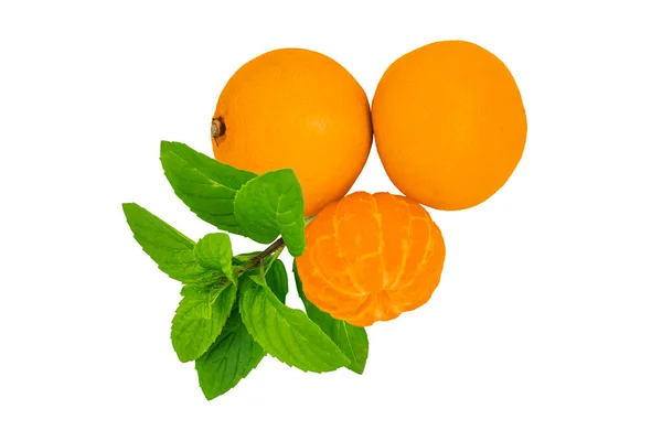 Trzy Pomarańczowe Mandarynki Liśćmi Mięty Zbliżenie Białym Tle — Zdjęcie stockowe