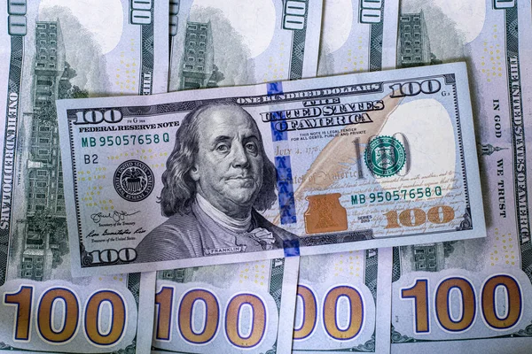 Birkaç yüz dolarlık banknotlar yakında duruyor.