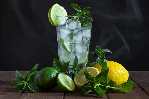 Buzlu, meyveli ve naneli şeffaf bir bardakta mojito.