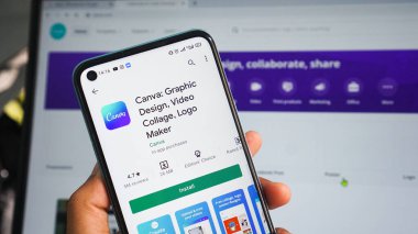 Elinde android telefon tutan adamın eli kanva uygulamasının oyun dükkanını açıyor: Pekanbaru, Endonezya - 11 Haziran 2021.