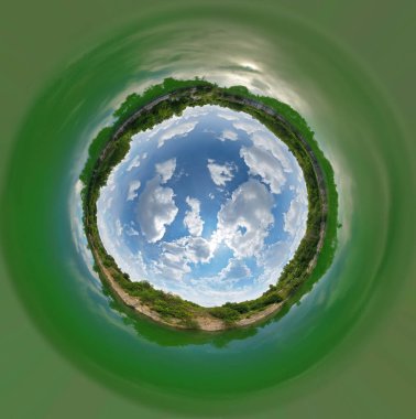 Minyatür gezegen manzaralı bulutlu gökyüzü.