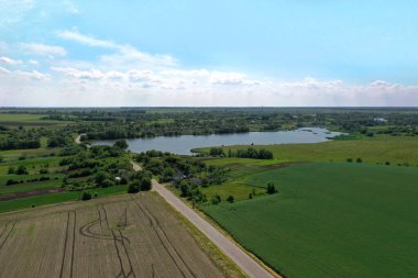 Traktörün tekerleklerindeki izlerle dolu bir alan. Hava aracı görünümü