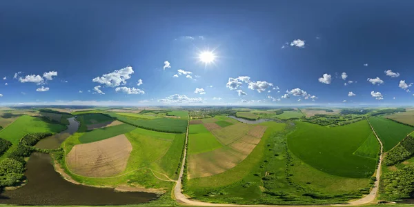 360 derece panoramik hava manzaralı. Parlak güneşli berrak gökyüzü.