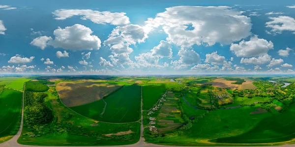 Bulutlu bahar havası. Küresel 360 derecelik dron panoraması