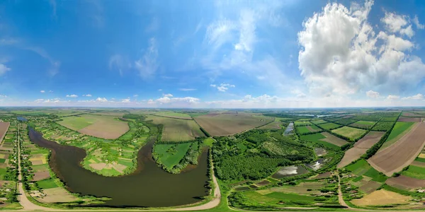 Αεροφωτογραφία 360 μοιρών από ένα drone ενός μεγάλου ποταμού και πράσινα λιβάδια — Φωτογραφία Αρχείου