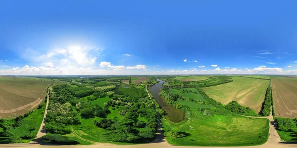 İnsansız hava aracından nehre ve alanlara 360 derecelik panoramik hava görüntüsü