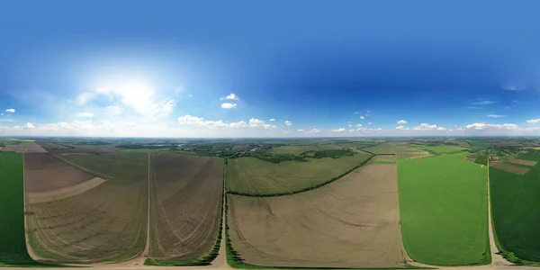 Büyük bir tarlanın ortasında kavşak. 360 derece panorama