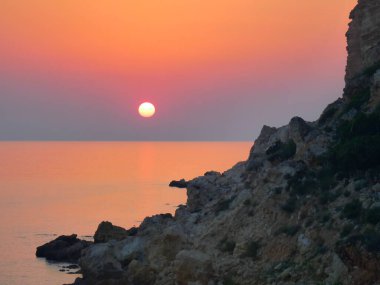 Cape Fiolent Körfezi Kırım 'ında güzel mor gün batımı ve kayalık adalar. Kırım ve Ukrayna 'nın egzotik manzaraları. Panoramik manzara. Pembe gökyüzü manzarası. Kırım 'ın ünlü simgesi