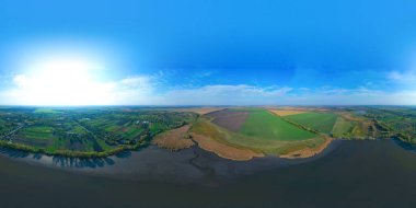 Büyük bir nehrin ortasında 360 derece Aerial manzaralı bir pano. Yaz rengarenk manzarası. Büyük bir nehir ve küçük bir kasabanın insansız hava aracından 360 derecelik hava görüntüsü