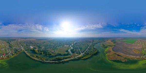 Güzel Nehir 'in 360 derece panosu. Mavi gökyüzü. Bir sonbahar günü insansız hava aracıyla güzel, parlak bir manzara fotoğrafı.