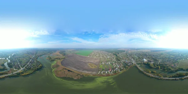 Büyük bir nehir ve yeşil çayır insansız hava aracından 360 derecelik hava manzarası. Gün batımında bir sonbahar gününde insansız hava aracıyla güzel, parlak manzara fotoğrafçılığı. Hava manzarası, tarlalar, ağaçlar..