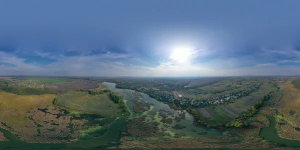 360度空中パノラマ小さな町のフィールド、木、曇りの日にパターンを持つ川 — ストック写真