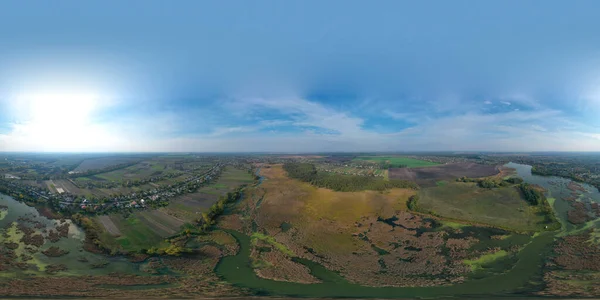 Nehir vadisinin 360 derecelik manzarası. Bataklık ve geniş zenginlikler üzerine doğal desenler.