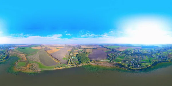 Büyük bir nehir ve yeşil çayır insansız hava aracından 360 derecelik hava manzarası. Gün batımında bir sonbahar gününde insansız hava aracıyla güzel, parlak manzara fotoğrafçılığı. Hava manzarası, tarlalar, ağaçlar..