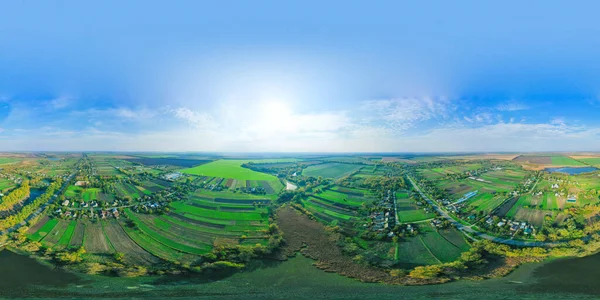 Kırsal kesimde 360 derecelik renkli hava manzarası var. Gün batımında bir sonbahar gününde insansız hava aracıyla güzel bir manzara fotoğrafı.
