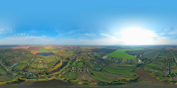 İnsansız hava aracından nehre ve tarlalara 360 derecelik panoramik hava görüntüsü. Güzel River ve Yeşil Meadows. Sağa dön. Görkemli manzara.