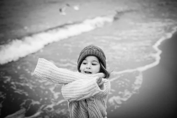 Girl in warm clothes at the beach — Stock Photo, Image