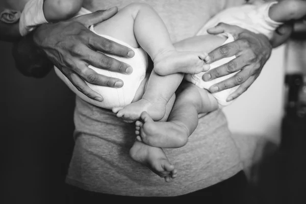 Pai segurando bebê gêmeos — Fotografia de Stock