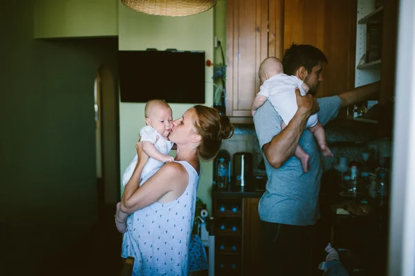 Pais com gêmeos de bebê — Fotografia de Stock