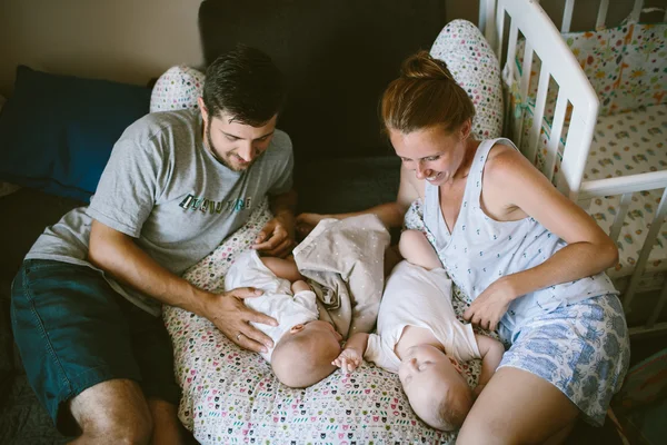 Pais com gêmeos de bebê — Fotografia de Stock