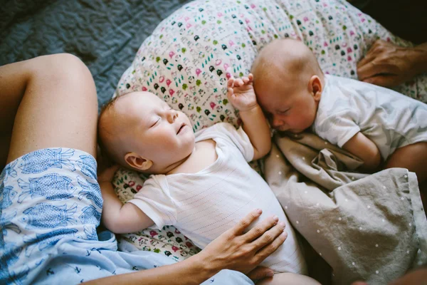 Parents avec bébés jumeaux — Photo