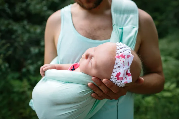 Pai com bebê na funda — Fotografia de Stock