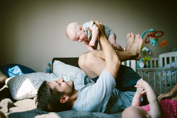 Pai brincando com bebê — Fotografia de Stock