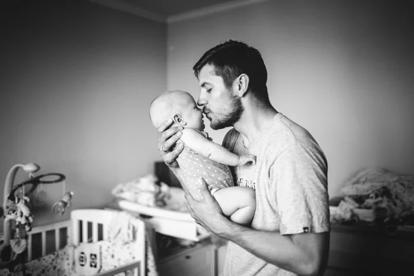 Père jouant avec bébé — Photo