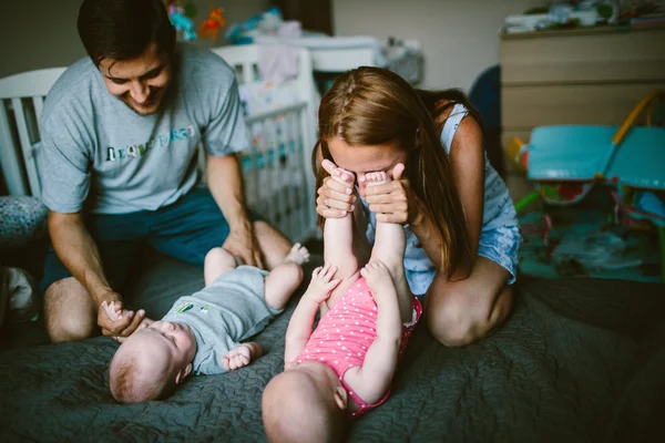 Pais com gêmeos de bebê — Fotografia de Stock