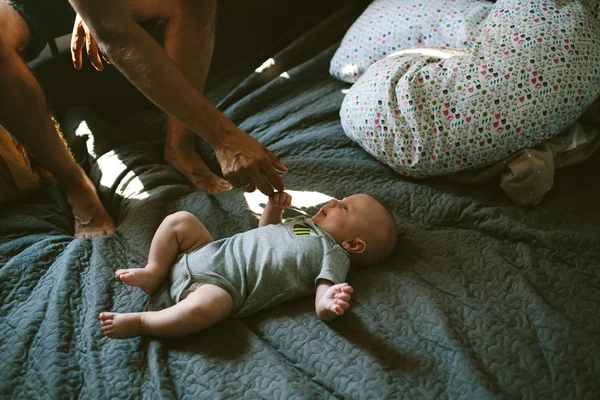 Bebekle oynarken babası — Stok fotoğraf