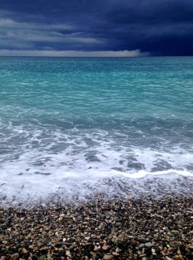 Bulutlu bir günde Karadeniz. Abhazya 'daki deniz. Tatil.