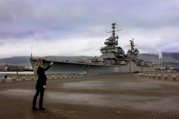 Rusya Novorossiysk 2017 Novorossiysk Kentinde Bir Kız Yürüyor Sabah Erkenden — Stok fotoğraf