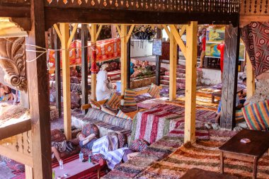 Mısır, Sina Yarımadası - 02 / 05 / 2015: İnsanlar plajda ve plaj kafesinde dinleniyor. Yerel halk