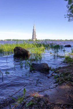 Çirkin rezervuar Kalyazin kasabası. Kaya kıyısı.