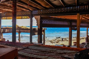 Mısır, Sina Yarımadası - 02 / 05 / 2015: İnsanlar plajda ve plaj kafesinde dinleniyor. Yerel halk