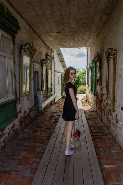 Rusia Yuryev Polsky Hermosa Chica Turística Visita Los Lugares Interés —  Fotos de Stock