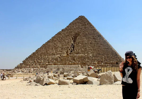 Egypt Giza Girl Tourist Desert Ancient Cairo Excursion Pyramids — Stock Photo, Image