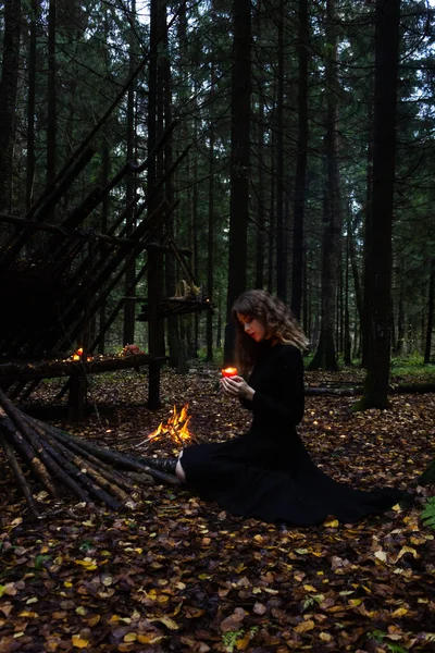 Halloween Boszorkány Lány Boszorkánysággal Közel Tűzhöz Varázslatok Erdőben Gyönyörű Fiatal Stock Kép